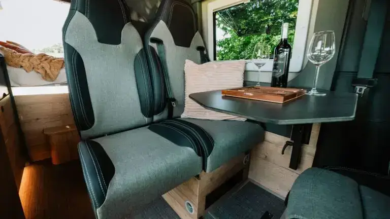 Aventuro-600-salón-2-pasajeros